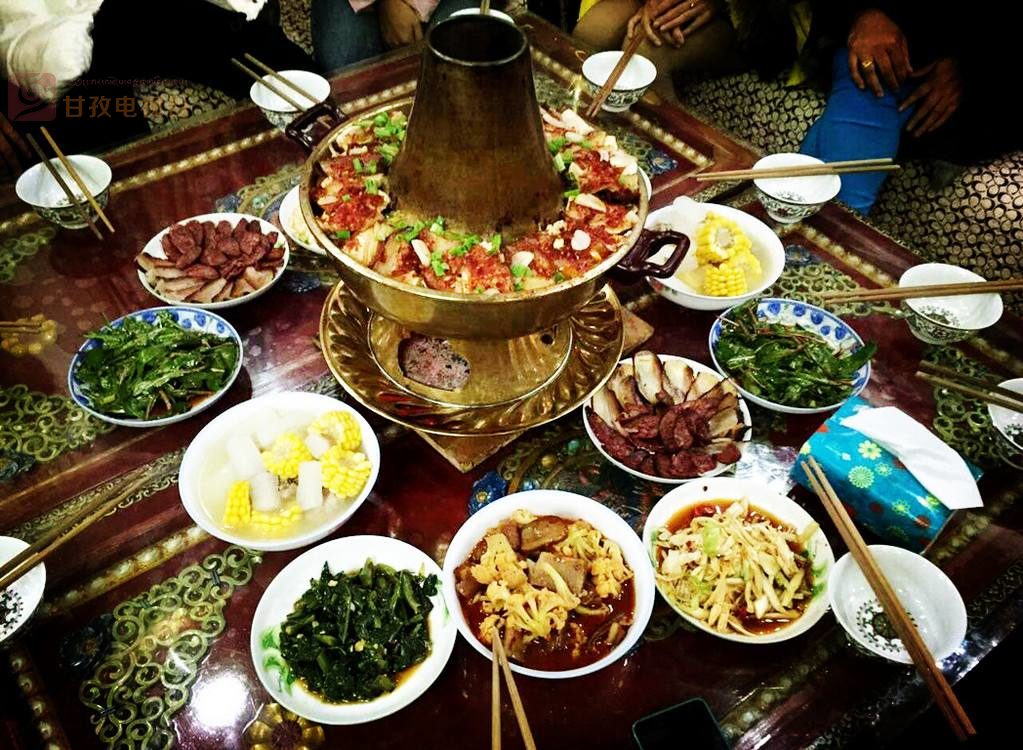藏式土火锅是一种火锅,选用本地高山新鲜牦牛肉,牦牛肉丸,以及加工后