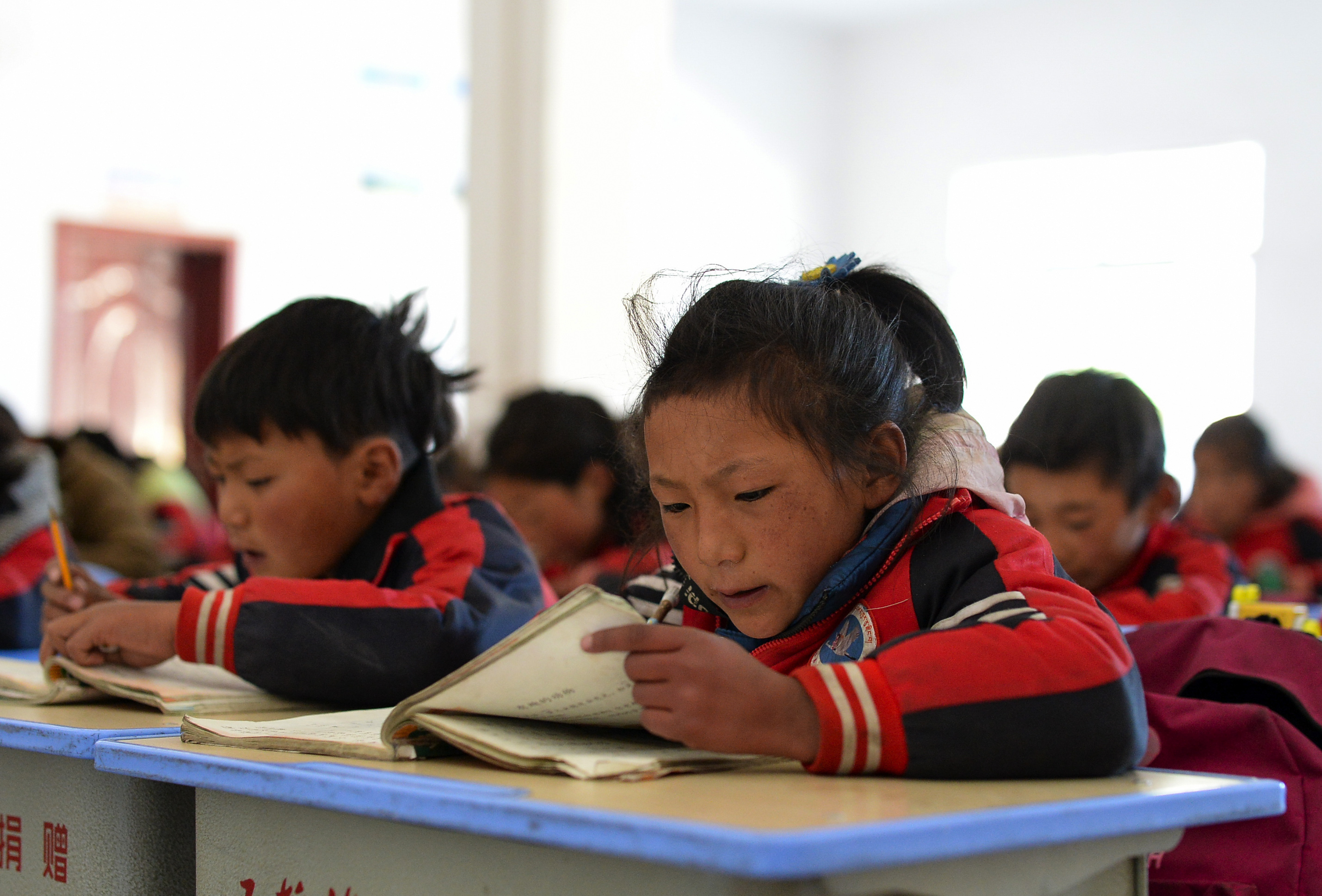 10月18日,克日泽洼小学的学生在教室里学习.